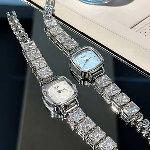 GEDI Bracelet en zircon de haute qualité Montre pour femme Light Luxury Niche Crushed Ice Fashion Ladies Sugar Cube Quartz Watch - Product Image 1