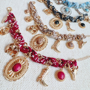 Pulsera de Bufanda con Encanto del Desierto del Oeste Salvaje - Product Image 4