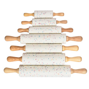 Rodillo de repostería de silicona con mango de madera y diseño de grano de color caramelo Spring Glory, apto para horno - Product Image 1