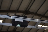 Découpeuse laser CO2 intelligente 1600*1000mm avec positionnement par projection visuelle pour textiles, tissus, cuir et fabrication sur mesure