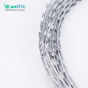 <span class=keywords><strong>Alambre</strong></span> <span class=keywords><strong>de</strong></span> púas <span class=keywords><strong>de</strong></span> hierro BTO-22 CBT en rollos, galvanizado y recubierto <span class=keywords><strong>de</strong></span> PVC, <span class=keywords><strong>de</strong></span> 60/65 mm <span class=keywords><strong>de</strong></span> diámetro, para protección <span class=keywords><strong>de</strong></span> granjas, ferrocarriles y carreteras. - Product Image 3