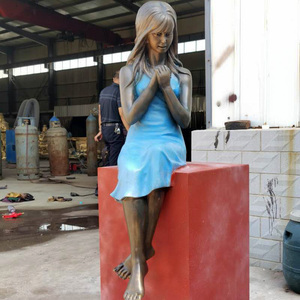 Sculpture de fille assise grandeur nature en bronze sur piédestal, technique de moulage à la cire perdue, finition patinée, statue d'enfant en métal <span class=keywords><strong>laiton</strong></span> antique - Product Image 5