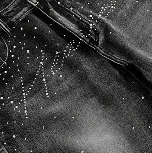 Shorts en jean pour homme, fabriqués sur mesure, denim noir délavé avec motif étoile en strass, bords effilochés, pour un look décontracté - Product Image 3