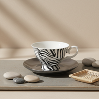 Kaffeetasse und Untertasse mit Zebramuster Schwarz-Weiß Gestreiftes Einfarbiges Porzellan-Teeservice mit Gebogenem Griff Wildes Tiermuster
