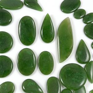 Cabujón de Jade Nefrita Verde Natural de Alta Calidad Pulido a Mano, Tamaños de 25 a 40 mm, Radha Arts, Perfecto para Joyería de Plata - Product Image 1