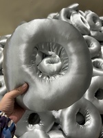 Oreiller en forme de donut en satin tricoté à imprimé léopard, doux, respectueux de la peau, amovible et lavable, avec trou pour piercing, idéal pour dormir sur le côté