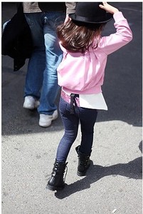 Vente en gros en ligne de vêtements pour enfants, pantalon en jean décontracté avec des paillettes sur la poche pour les filles, en provenance de Chine - Product Image 6