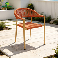 Fauteuil de salle à manger empilable en aluminium thermolaqué effet bois et rotin PE, résistant aux intempéries, pour usage contractuel, vente en gros