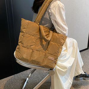 Bolsa de Compras Ligera Personalizada con Logotipo Barata al por Mayor 2025, Bolsa de Moda Acolchada, Bolsas Grandes con Logotipo para <span class=keywords><strong>Mujer</strong></span> - Product Image 1