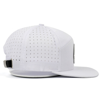 Casquette Snapback Luxe Personnalisée pour Hommes, 7 Panneaux, Patch en Caoutchouc, Résistante à l'Eau, Perforée par Découpe Laser, avec Sangle en Cuir
