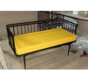 Canapé de loisirs extérieur moderne avec structure en métal antirouille et coussins jaunes pour jardin, terrasse et salon - Product Image 1