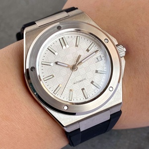 โลโก้ OEM นาฬิกาดำน้ำ 200 เมตร ขนาด 40 มม. หน้าปัดสีฟ้าลายตาราง เรืองแสง กลไกอัตโนมัติ NH35 สำหรับผู้ชาย กระจกแซฟไฟร์ สายสแตนเลสสตีล - Product Image 1