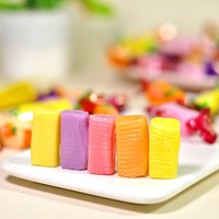 Vente en gros de bonbons personnalisés 500g doux gommeux mélange de fruits de Malaisie bonbons doux saveur bonbons à mâcher sugus bonbons au caramel