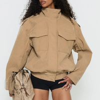 Blouson cargo oversize kaki à col montant avec poches à rabat et ourlet élastique, aspect suède, style utilitaire, pour femme, streetwear printemps