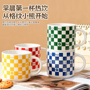 Taza de Cerámica con Diseño de Oso a Cuadros, 301-400ml, Estilo Retro, Linda Taza para Agua con Diseño de Cara Sonriente, Ideal para Regalo - Product Image 3