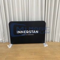 Barrières de contrôle de foule en tissu tendu imprimé sur mesure, bannière en tissu avec cadre en aluminium pour les événements et la gestion des files d'attente