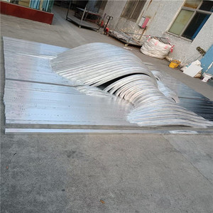 Revêtement en aluminium courbé et ondulé sur mesure pour la décoration architecturale - Product Image 2