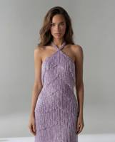 Robe de soirée sirène LM D320 lilas à col halter croisé, entièrement superposée, ornée de franges perlées et de strass, longueur ras du sol