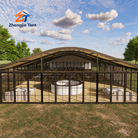 Tente Arcum avec panneaux de verre pour toit, structure moderne et transparente pour expositions et événements en plein air, imperméable, durable, crée une ambiance accueillante