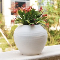 Pot bunga plastik putih Sphere Medium Nordic dengan desain ukiran untuk dekorasi taman luar ruangan atau penggunaan rumah