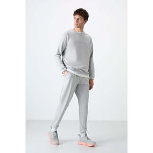 Conjunto Deportivo Básico Color Piedra para Hombre Air Jones - Traje Deportivo Cómodo de Mezcla de Algodón para Uso Casual y Deportivo - Product Image 1