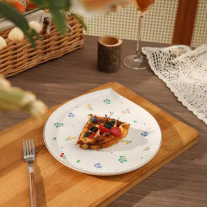 Assiette occidentale simple en céramique, irrégulière, pour la maison, pour dîner, dessert, petit-déjeuner, gâteau, motif floral, en forme de cœur, en stock - Product Image 5