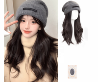 Bonnet gris tricoté pour femme avec perruque longue ondulée intégrée 2-en-1 – Chapeau d'hiver chaud avec pompon, coiffure instantanée chic pour femmes