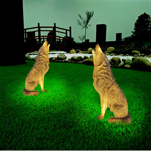 Escultura de Animal de Resina Impermeable, Estatua Realista para Jardín, Escultura con Forma de Lobo con LED Solar para Decoración de Jardín, Césped y Paisaje - Product Image 2