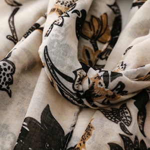 Sciarpe Eleganti Nere e Beige con Motivo Floreale Stampato, con Nappe, Morbide, Leggere e Traspiranti, Copricapo per Donne - Product Image 4