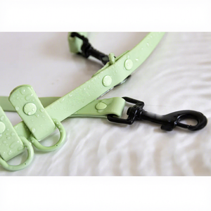 สายจูงสุนัขแบบแฮนด์ฟรี ผลิตจากไนลอนเคลือบ PVC กันน้ำ คุณภาพสูง ใช้งานได้หลากหลาย พร้อมตะขอเกี่ยวแบบ Heavy-Duty และห่วงรูปตัว D สามห่วง - Product Image 2