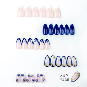 Faux ongles courts en amande pour femmes, à porter au quotidien, style français, avec fleurs bleues dessinées à la main et clous dorés, à presser, pour femme de bureau - Product Image 3