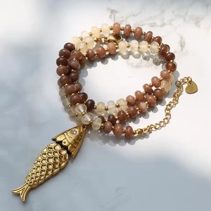 Collier bohème printemps-été en pierres naturelles colorées avec <span class=keywords><strong>pendentif</strong></span> poisson en acier inoxydable – Plusieurs couleurs disponibles - Product Image 5
