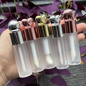 Envase Cosmético Transparente para Brillo Labial Mate de 6 ml con Cabezal de Brocha Grande Electrochapado y Tapa en Forma de Corazón - Product Image 1