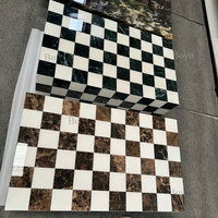Nouvelle table en marbre à motif damier moderne, blocs carrés, mosaïque en marbre Verde White Emperador, socle en marbre à carreaux