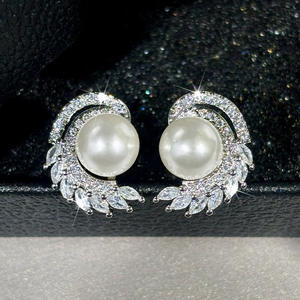 Boucles d'oreilles en or blanc E3467 avec perles d'imitation et diamants taille marquise, design floral, pour mariage, bijoux femme - Product Image 4
