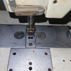 Machine à coudre automatique à double aiguille T828, point noué, plateforme plate, moteur 6000 points/min, épaisseur de couture 5 mm, occasion - Product Image 4