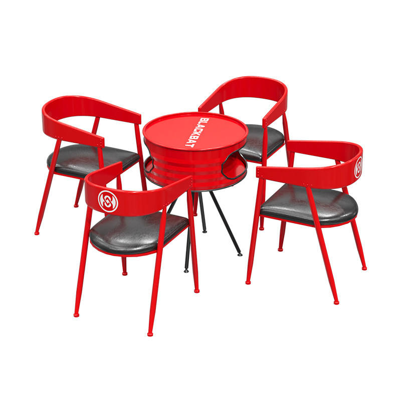 Table rouge et quatre chaises