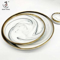 Service de vaisselle de luxe en porcelaine à bord doré pour 12 personnes, comprenant des bols, des assiettes à dessert et des assiettes à dîner en céramique.