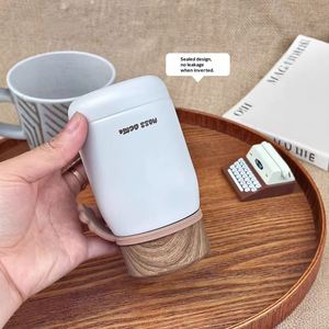 Bouteille isotherme compacte et portable en acier inoxydable avec couvercle imitation bois, idéale pour l'extérieur - Product Image 4