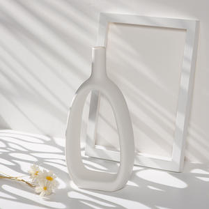 Vase en céramique moderne nordique pour la décoration intérieure blanc avec un design contemporain de glaçure mate pour les occasions de mariage/noël de table - Product Image 3