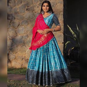 นักออกแบบ Sky Georgette Lehenga Choli พร้อมงานเย็บปักถักร้อยหนักสําหรับผู้หญิง ชอลีเลียงก้าแบบดั้งเดิมของอินเดีย - Product Image 1