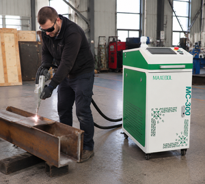 Máquina de Limpieza Láser de Pulso Portátil para <span class=keywords><strong>Astilleros</strong></span>, Piezas de Automóviles, Eliminación de Óxido de Moldes, Equipo de Limpieza de Metales - Product Image 1