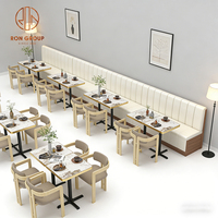 Ensemble de mobilier de café-restaurant minimaliste nordique : table carrée en pierre frittée, chaise en cuir et bois, banquette blanche