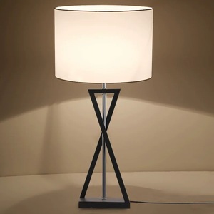 Lámpara de mesa geométrica con pantalla de tela simple, LED E27, iluminación ambiental que cuida la vista, para dormitorio, mesita de noche, sala de estar, estudio - Product Image 3