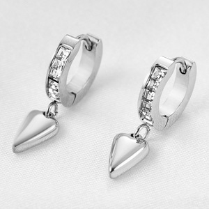 Pendientes Huggie en Forma de Corazón de 25MM, Acero Inoxidable Dorado con Zirconia Engastada en Canal, para Uso Diario - Product Image 4