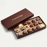Boîte cadeau personnalisée en chocolat brun avec plateau à grille dorée et coupelles plissées pour pralines et truffes, vente en gros pour acheteurs en vrac