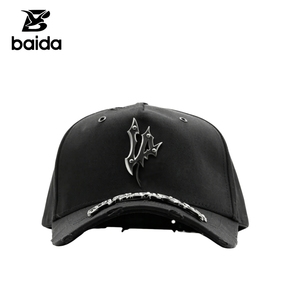 Gorra de béisbol Snapback Y2K Hip Hop para exteriores con logotipo de insignia metálica decorativa de cadena plateada al por mayor, estilo deportivo urbano NFC común - Product Image 1
