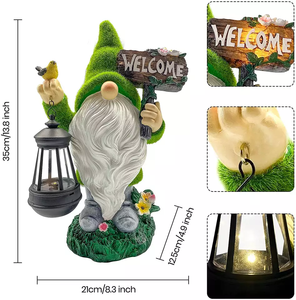 Gnomo floccato con luce solare che tiene la lanterna segno di benvenuto statue da giardino in resina - Product Image 4
