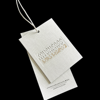 Étiquettes suspendues gaufrées en feuille d'or - Étiquettes de vêtements personnalisées en papier débossé avec cordon pour marque