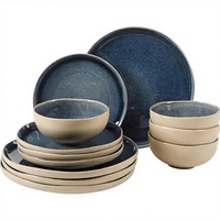 Service de vaisselle EKA beige à bordure moderne, compatible micro-ondes et lave-vaisselle, en grès réactif fait main, assiettes et bols bleu profond pour la maison